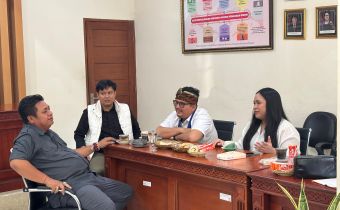Anggota Bawaslu Bali, I Nyoman Gede Putra Wiratma saat menerima audiensi dari PP GMKI di Kantornya, Senin (16/6/2026)
