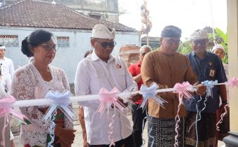 Kordiv PP Datin Bawaslu Bali, I Wayan Wirka (dua dari Kanan) saat resmikan ruangan PPID Bawaslu Tabanan
