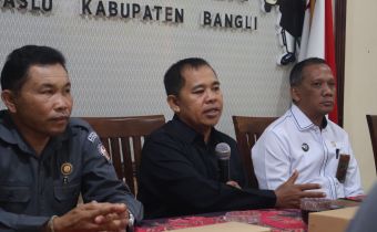 Gede Sutrawan, saat membuka kegiatan Konsolidasi Demokrasi dan Rapat Penyelesaian Sengketa di Kantor Bawaslu Kabupaten Bangli