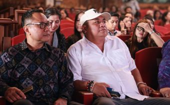 Anggota Bawaslu Bali, I Nyoman Gede Putra Wiratma (tengah) bersama Kepala Sekretariat Bawaslu Bali, Ida Bagus Putu Adinatha (Kiri) menghadiri Dekranasda Bali Fashion Show, Rabu (12/8/2026)