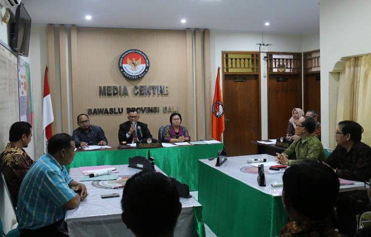ANGGOTA KPU BALI JALANI SIDANG DKPP DI KANTOR BAWASLU BALI