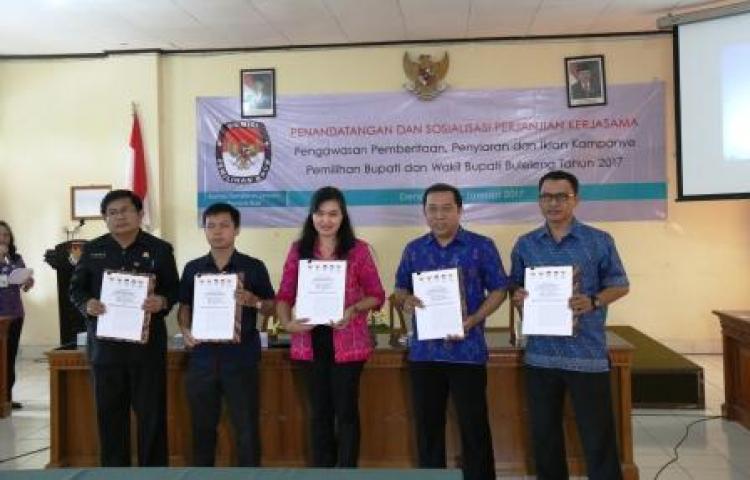 BAWASLU BALI TANDATANGANI MOU PENGAWASAN PEMBERITAAN, PENYIARAN DAN IKLAN KAMPANYE PEMILIHAN BUPATI DAN WAKIL BUPATI BULELENG TAHUN 2017