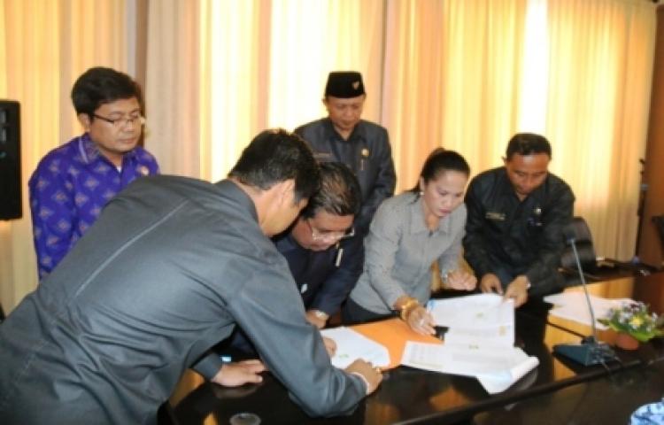 BERGERAK CEPAT, PANWAS BULELENG TANDATANGANI NPHD DALAM RANGKA PILKADA BULELENG TAHUN 2017
