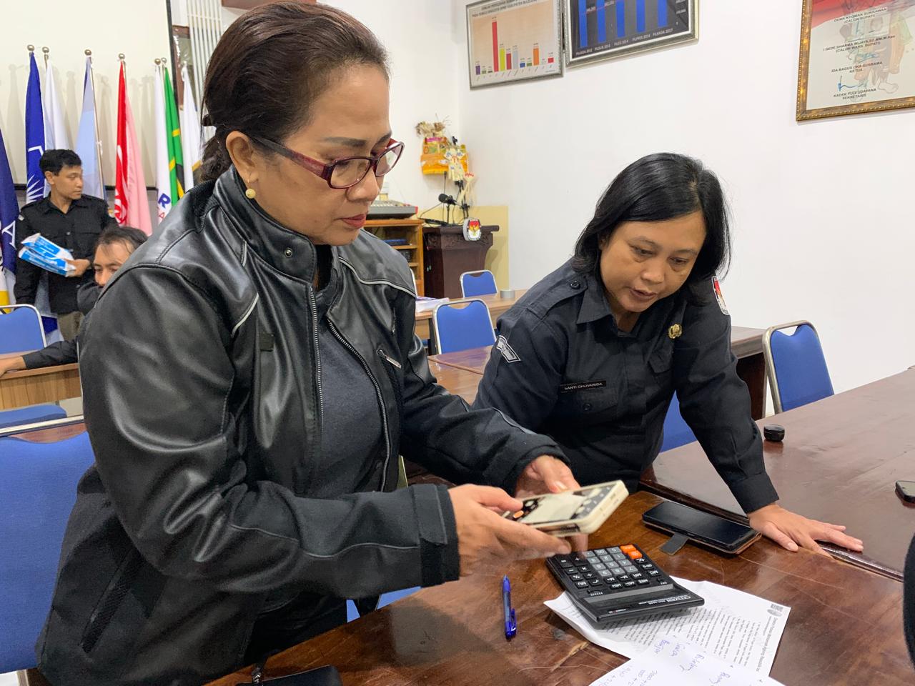 Sampai Dini Hari, Bawaslu Se-Bali Awasi Melekat Penyerahan Syarat Dukungan Perseorangan