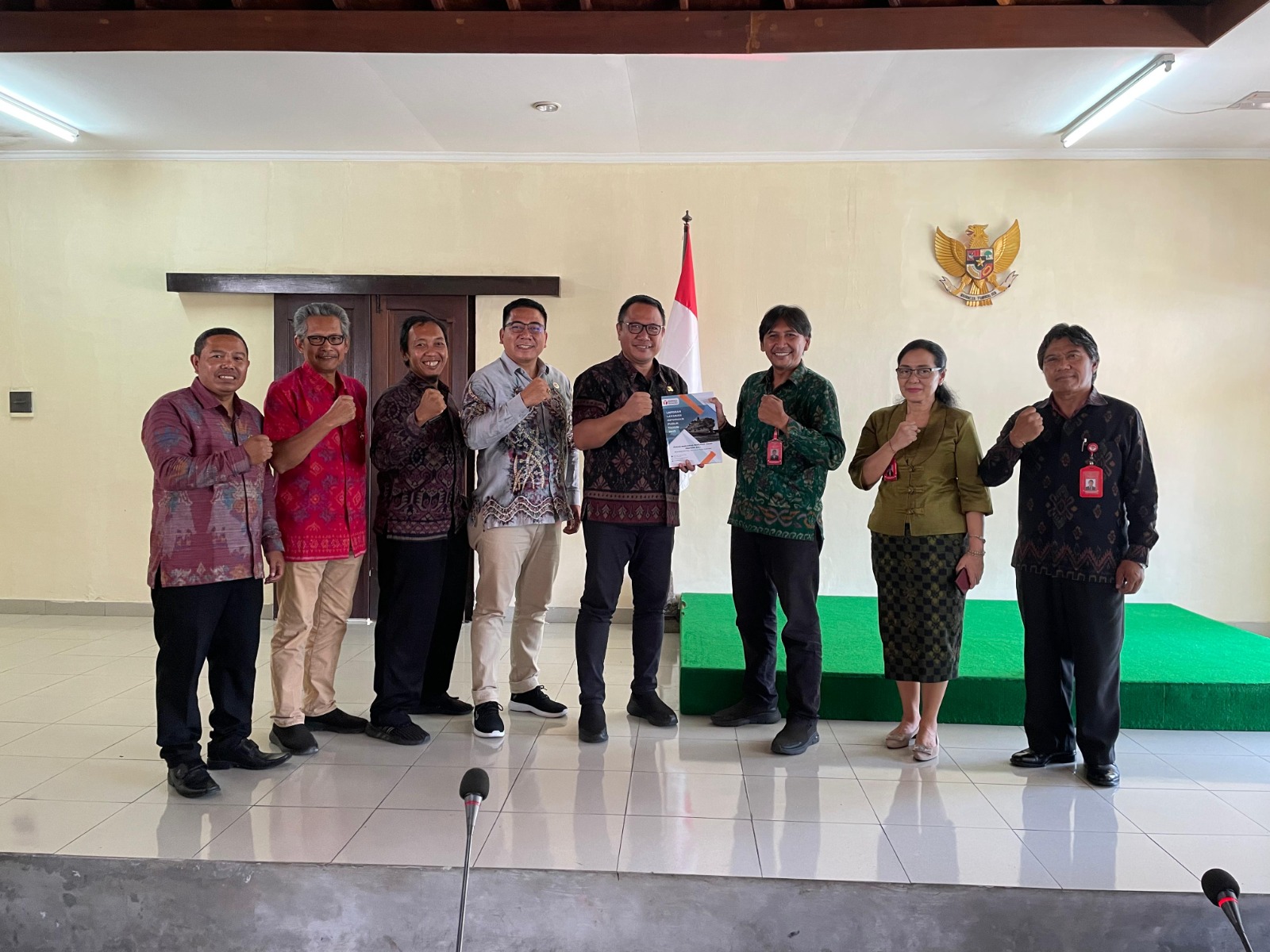 Bentuk Keterbukaan Informasi Publik, Bawaslu Se Provinsi Bali Serahkan Laporan Layanan Informasi Publik Tahun 2023