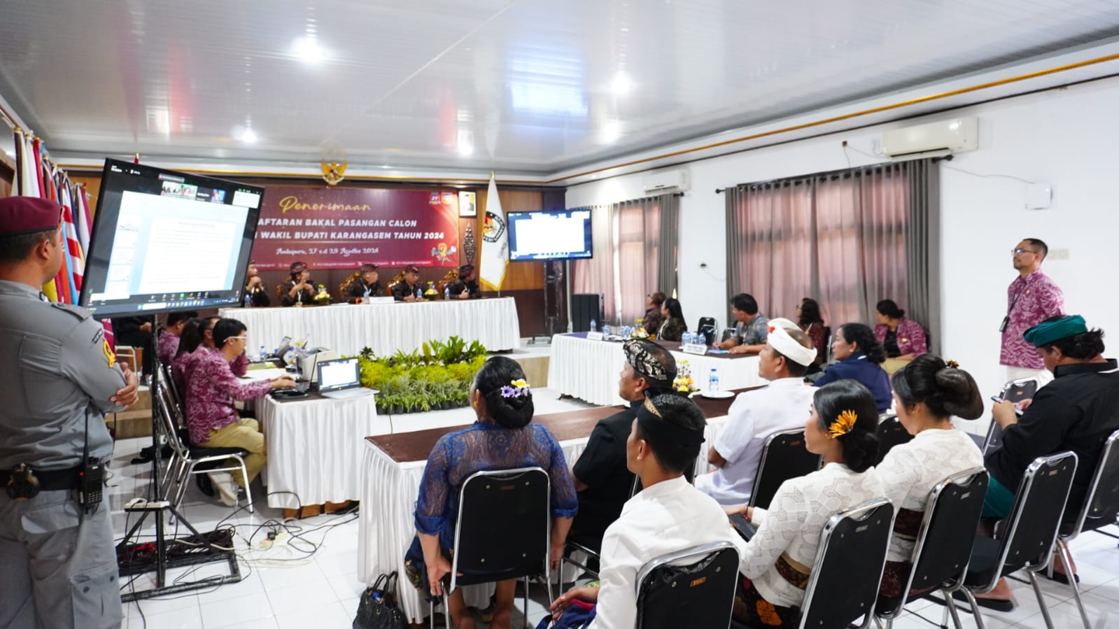 Hari Pertama Pendaftaran Bakal Calon Bupati dan Wakil Bupati, Jajaran Bawaslu di Karangasem Lakukan Pengawasan.