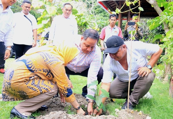 Resmikan Taman Manggis Bawaslu Bali, Herwyn : Filosofi Kejujuran dan Integritas