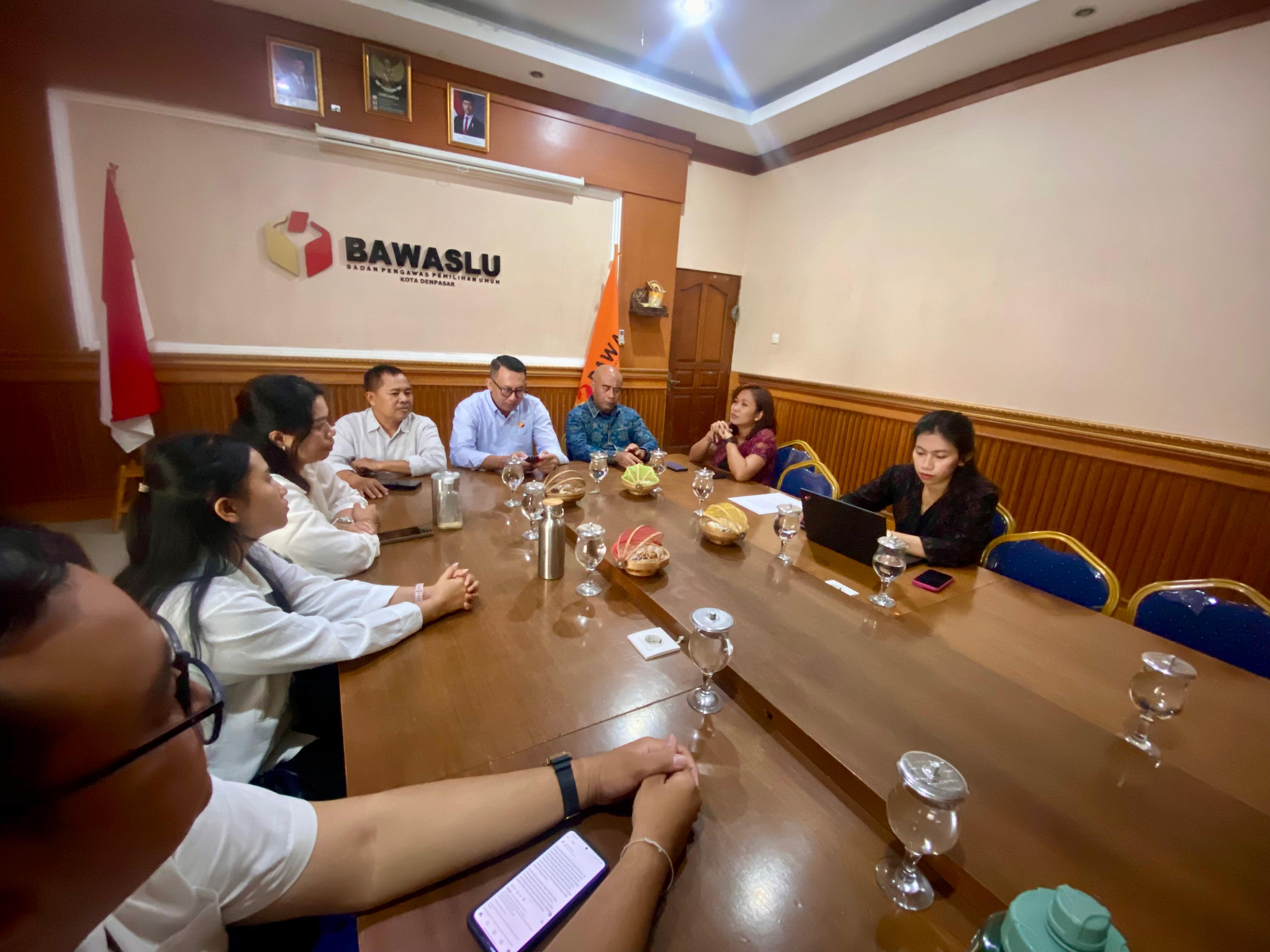 Dorong Bawaslu Denpasar Aktualisasi Arsip dalam Buku Penyelesaian Sengketa Pemilu untuk Memperkuat Demokrasi Masa Depan