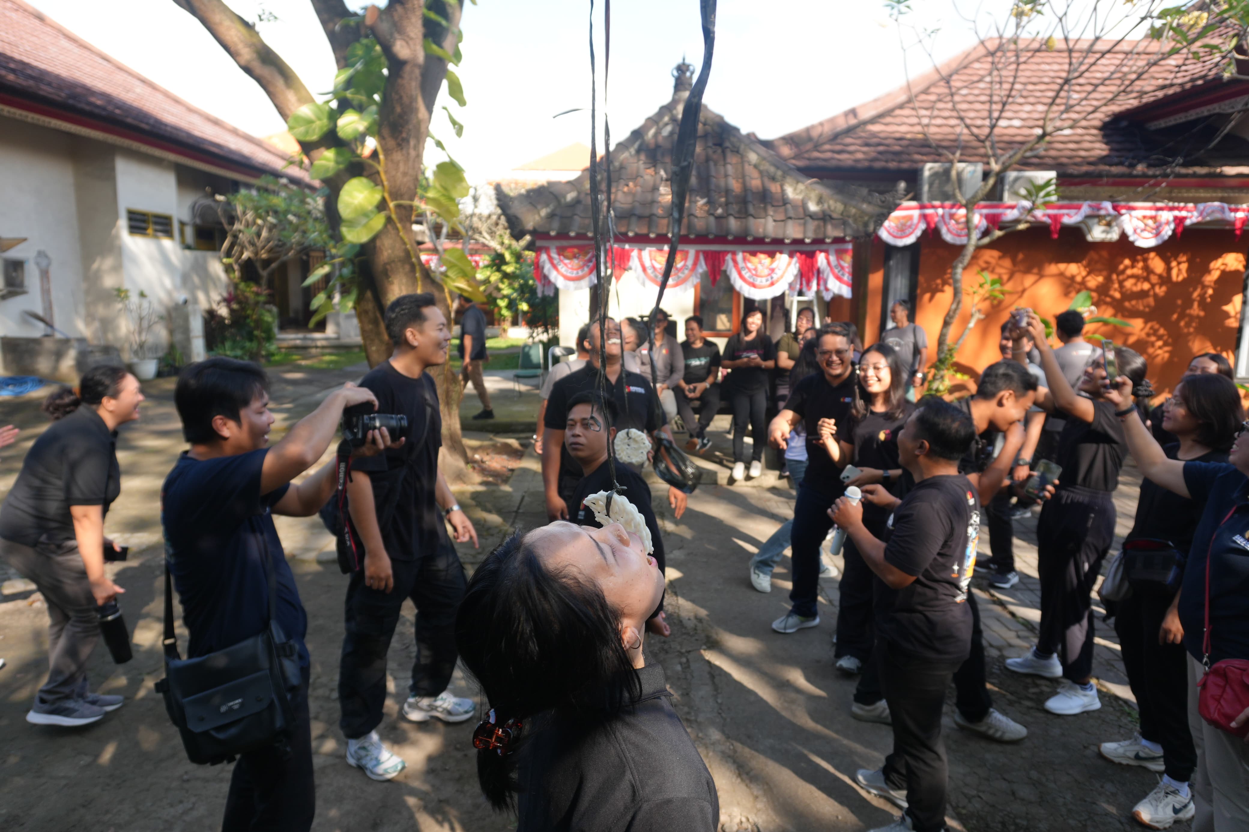 Lestarikan Tradisi, Bawaslu Bali Gelar Lomba Ngelawar di HUT ke-80 RI