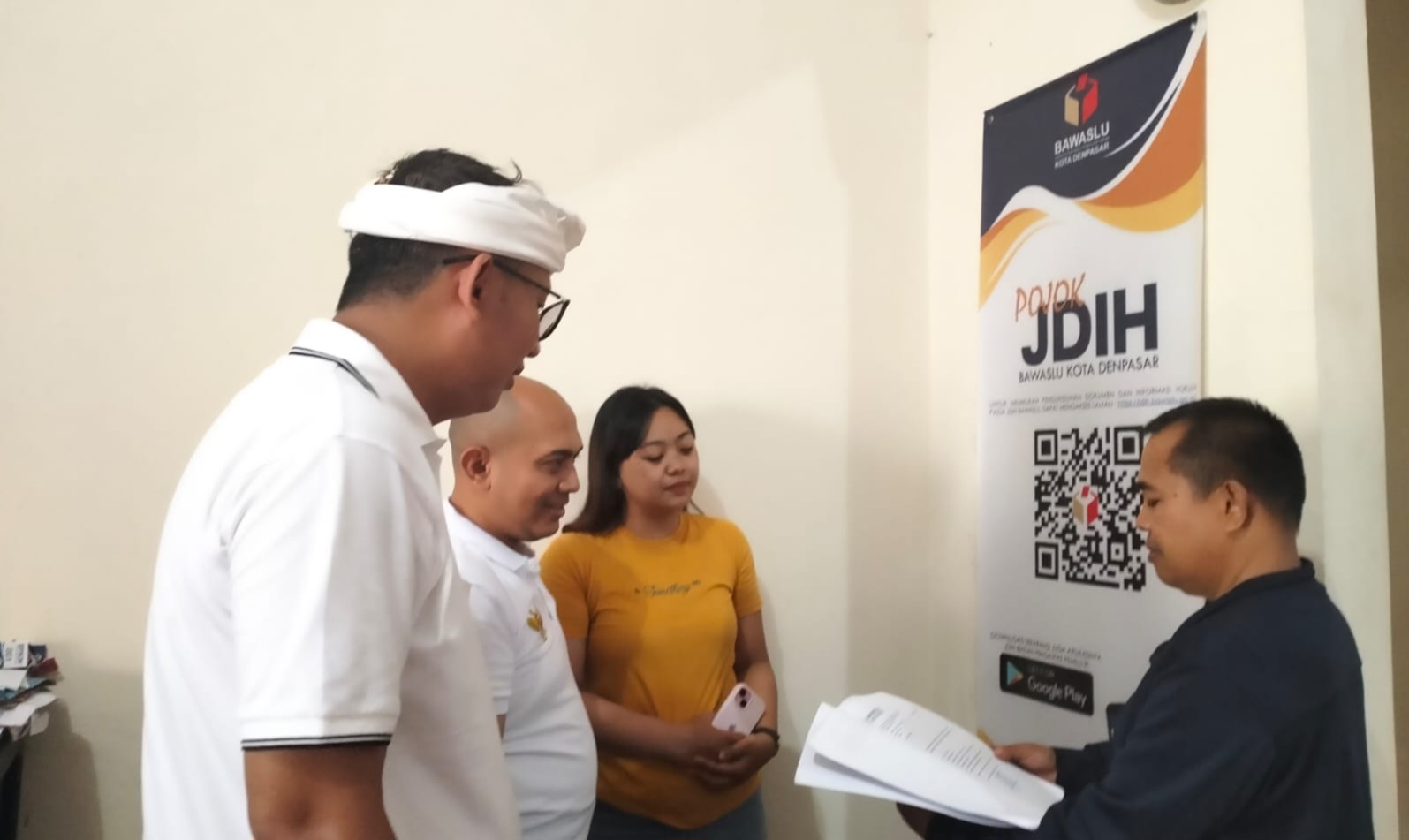 Tinjau JDIH Bawaslu Denpasar, Sutrawan Pesankan Publikasi Produk Hukum Kepada Masyarakat.