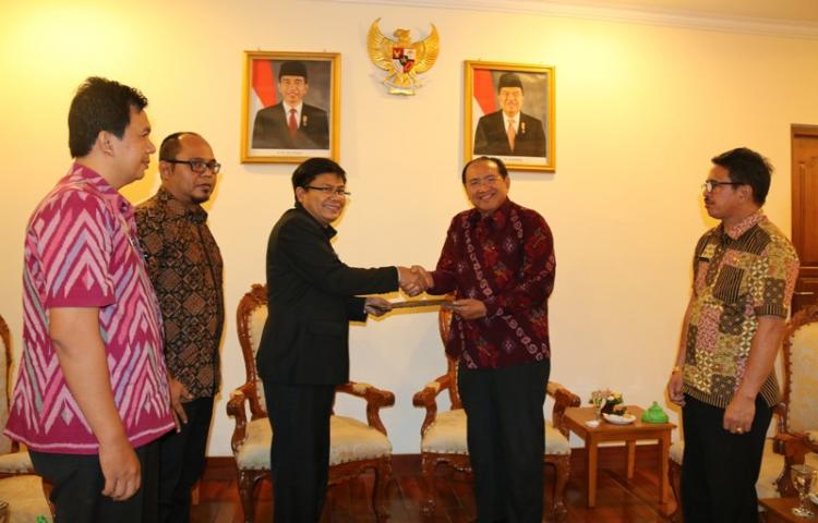Bupati Gianyar Tanda Tangan NPHD Pengawasan Pilkada Gianyar Tahun 2018
