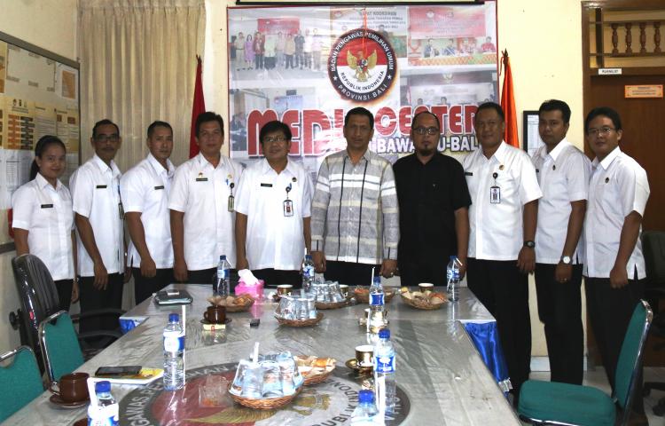 KUNJUNGAN GEDE PASEK SUARDIKA KE SEKRETARIAT BAWASLU PROVINSI BALI