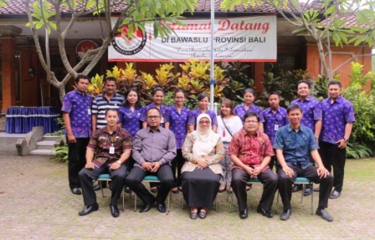 KUNJUNGAN PIMPINAN BAWASLU RI IBU ENDANG WIHDATININGTYAS  KE BAWASLU PROVINSI BALI BAHAS PILKADA