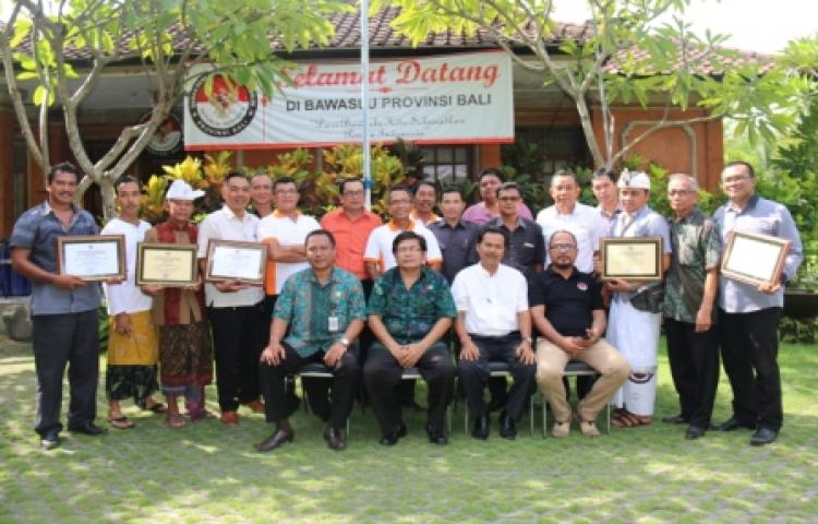 PEMBUBARAN DAN PEMBERIAN APRESIASI BAGI PANWAS PEMILIHAN BUPATI DAN WAKIL BUPATI/WALIKOTA DAN WAKIL WALIKOTA TAHUN 2015