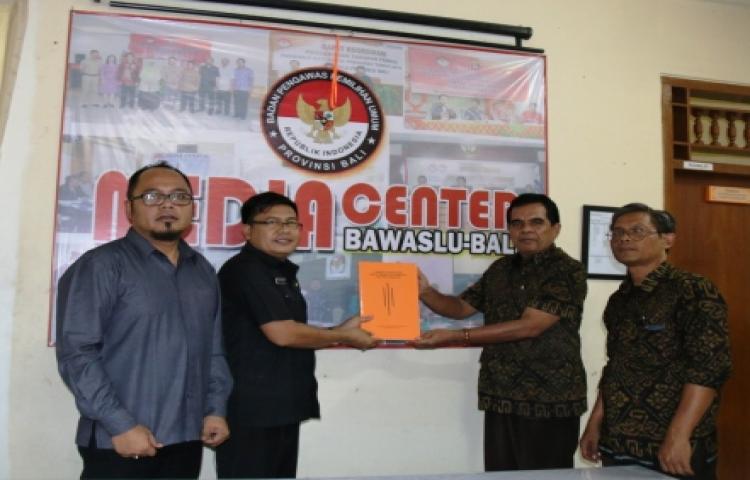 PENYERAHAN LAPORAN AKHIR TIMSEL PANWAS BULELENG TAHUN 2016