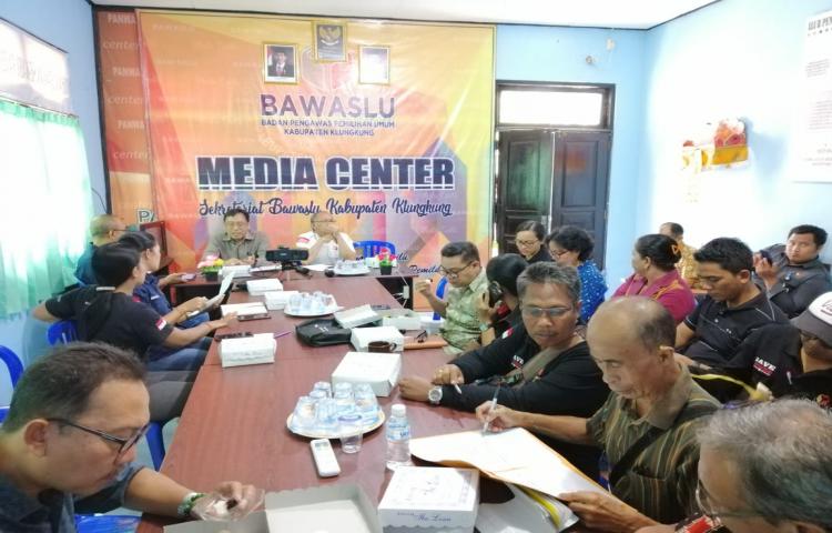 Rapat Patroli Pengawasan Anti Politik Uang pada Masa tenang Pemilu 2019 sekaligus Persiapan Pengawasan Pemungutan &amp; Perhitungan Suara serta Rekapitulasi Hasil Suara Pemilu 2019