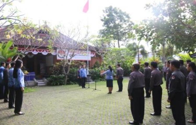 UPACARA HUT KEMERDEKAAN REPUBLIK INDONESIA KE-71 TAHUN DI SEKRETARIAT BAWASLU PROVINSI BALI