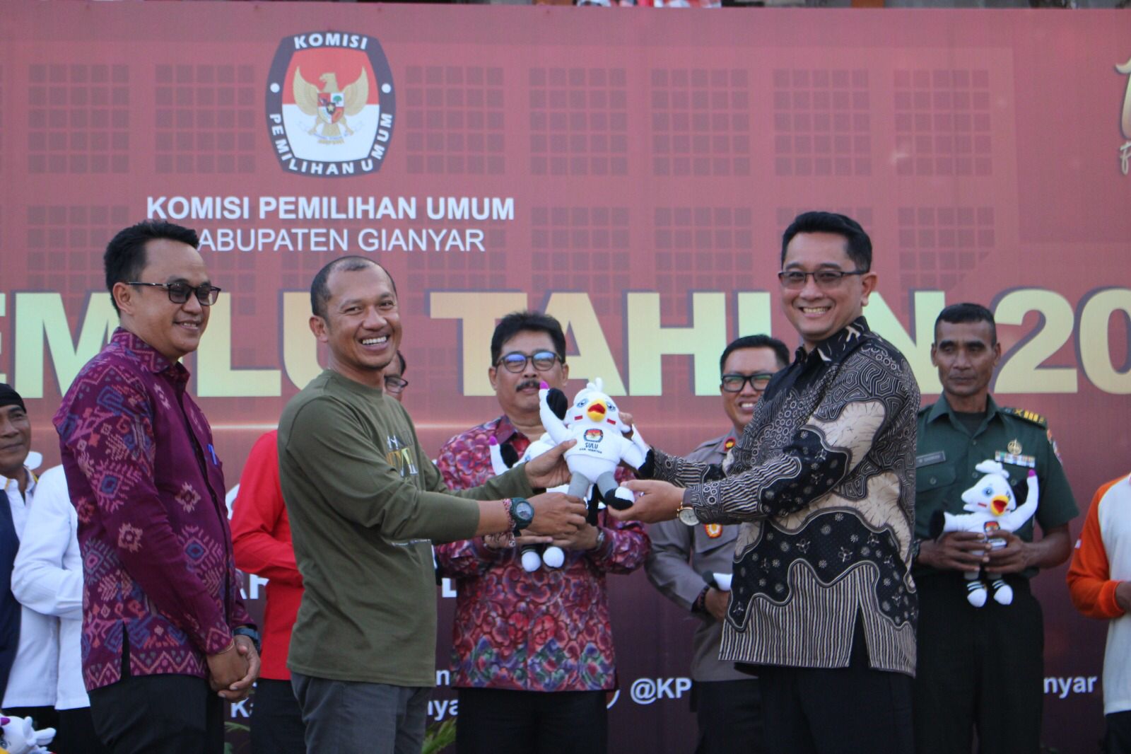 Tiba Di Gianyar, Ketua Bawaslu Bali Turut Sambut Tim VI Kirab Pemilu 2024.