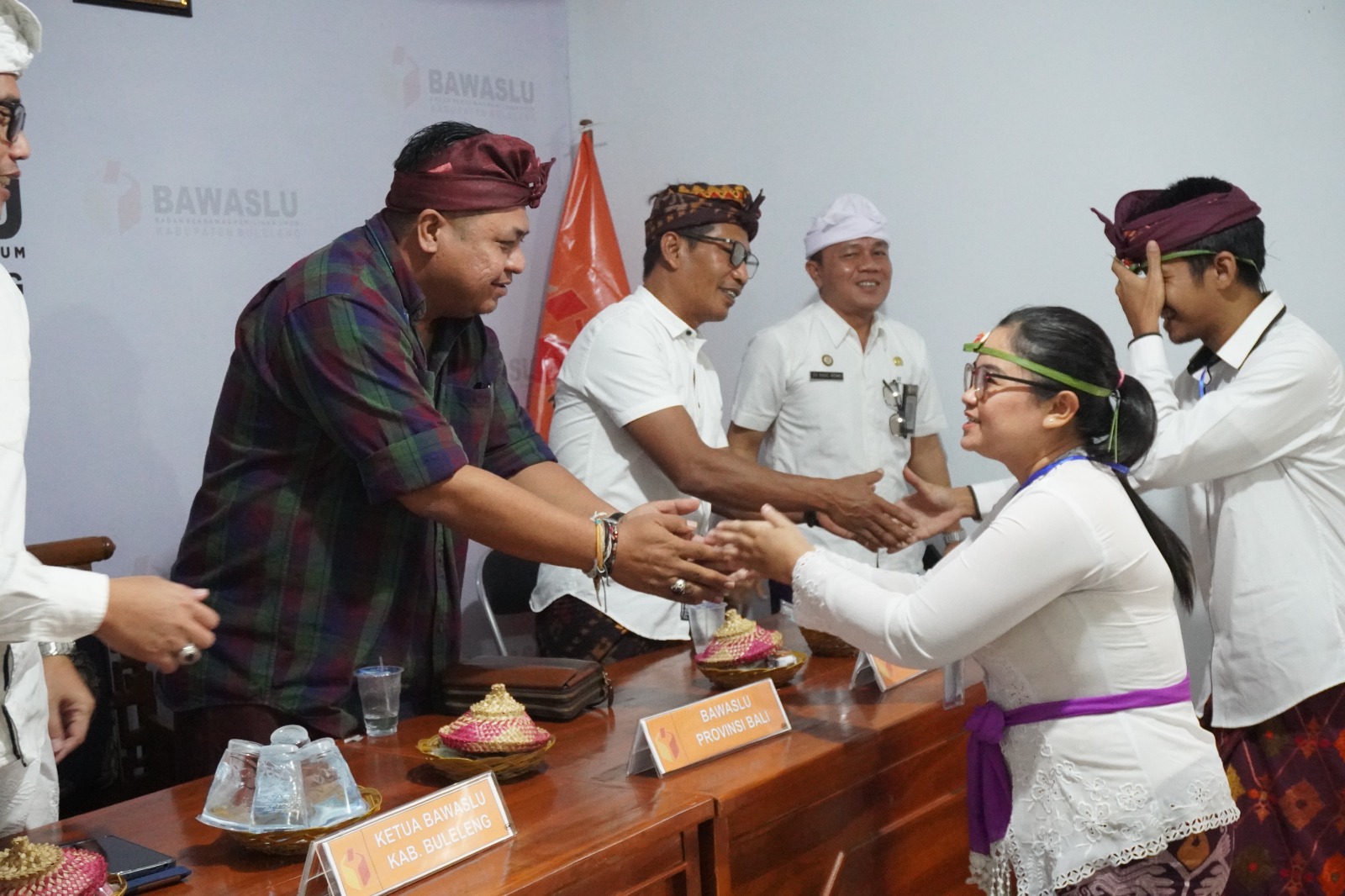 2 PAW Panwaslu Kecamatan Di Kabupaten Buleleng Resmi Dilantik, Putra : Cepat Beradaptasi dengan Pola Kerja Bawaslu Hari ini.