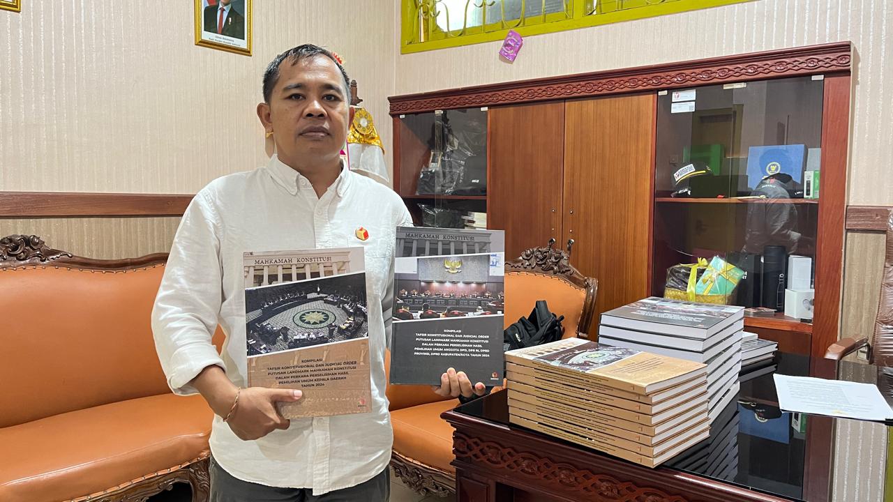 Bawaslu Bali menerima buku dari Bawaslu RI