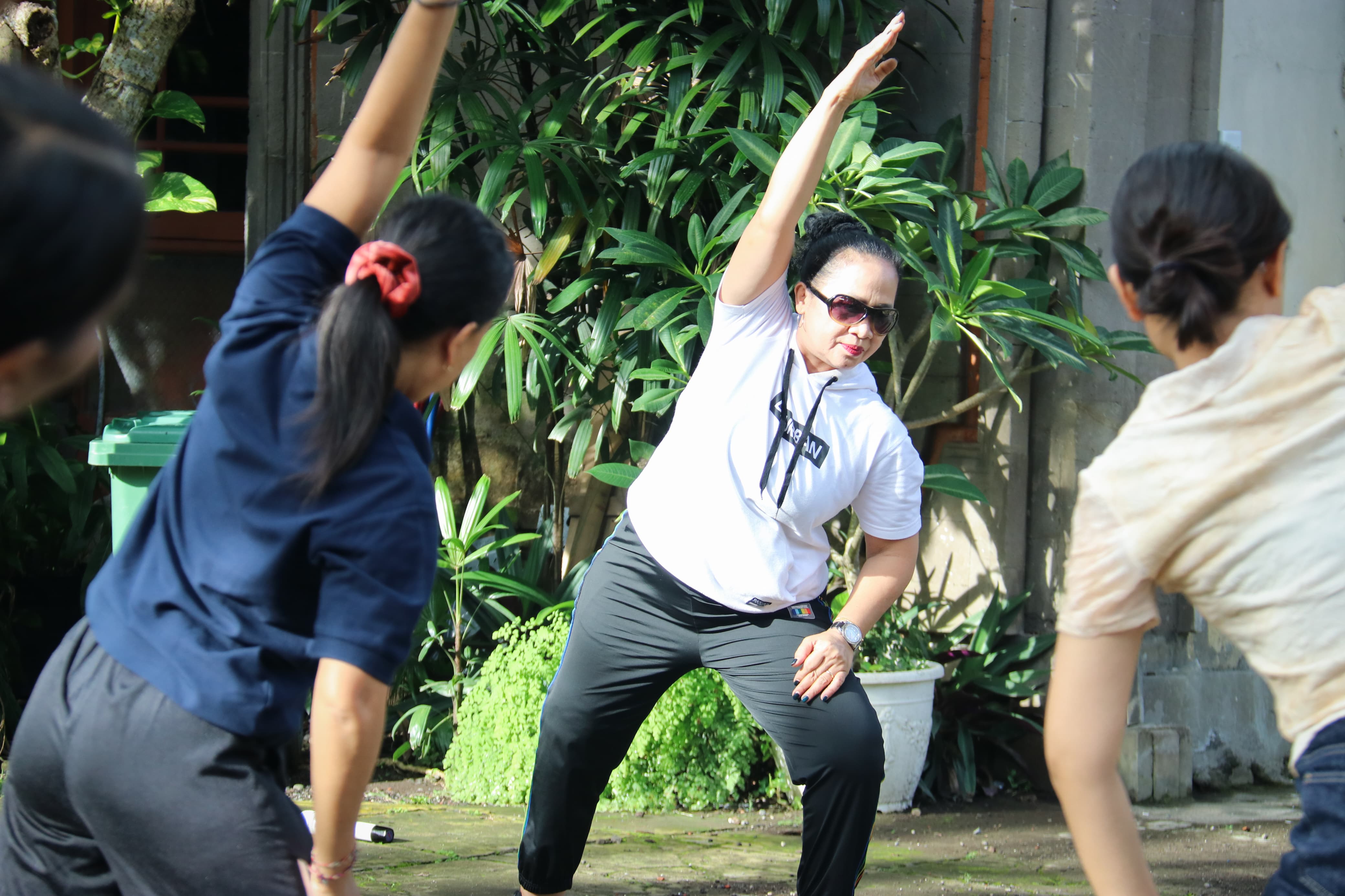 Koordinator Divisi Pencegahan Parmas dan Humas Bawaslu Bali, Ketut Ariyani, saat menjadi instruktur senam dalam program Jumat Sehati