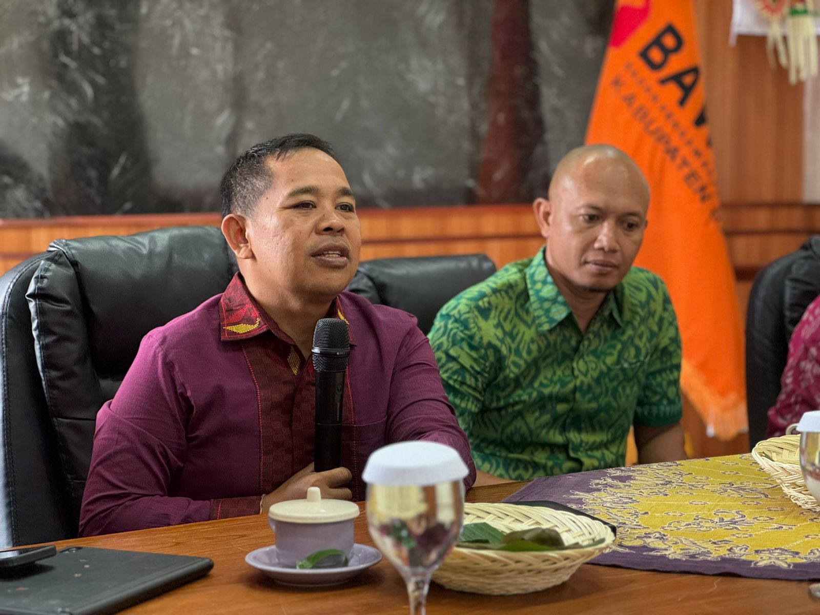 Anggota Bawaslu Bali memberikan arahan