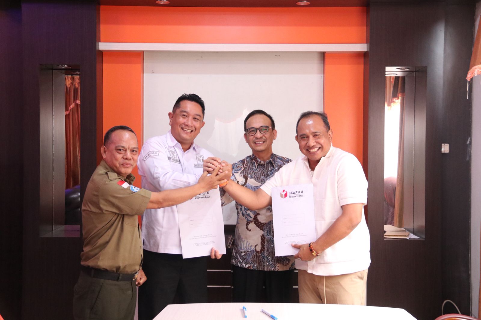 Penandatanganan Perjanjian Kerja Sama (PKS) antara Bawaslu Bali dengan Ikatan Alumni Resimen Mahasiswa Indonesia (IARMI) 