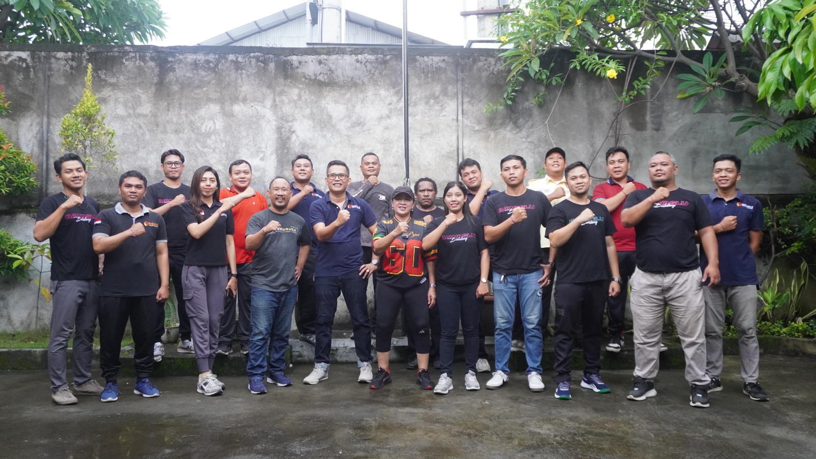 Ketut Ariyani saat memimpin pelaksanaan Jumat Sehat dan Harmonis (Jumat Sehati) di Bawaslu Kabupaten Buleleng