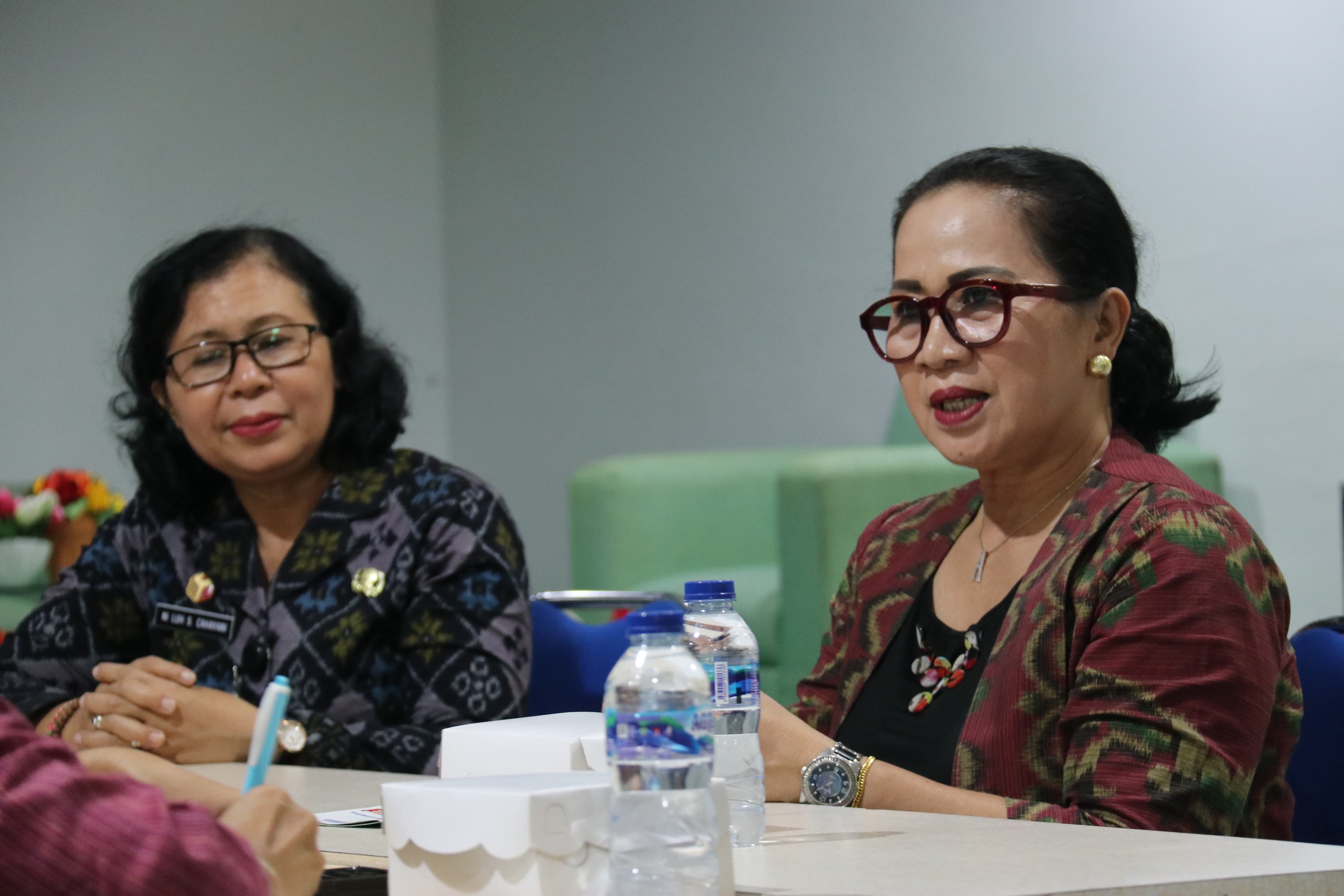 Ketut Ariyani saat memaparkan Program Pengawasan Partisipatif dalam agenda audiensi bersama Universitas Bali Dwipa