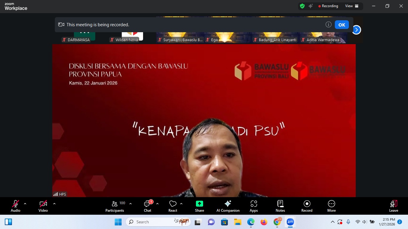 Sutrawan saat menjelaskan materi tentang penyusunan kajian hukum dalam program peningkatan kapasitas pengawas Bawaslu se-Bali