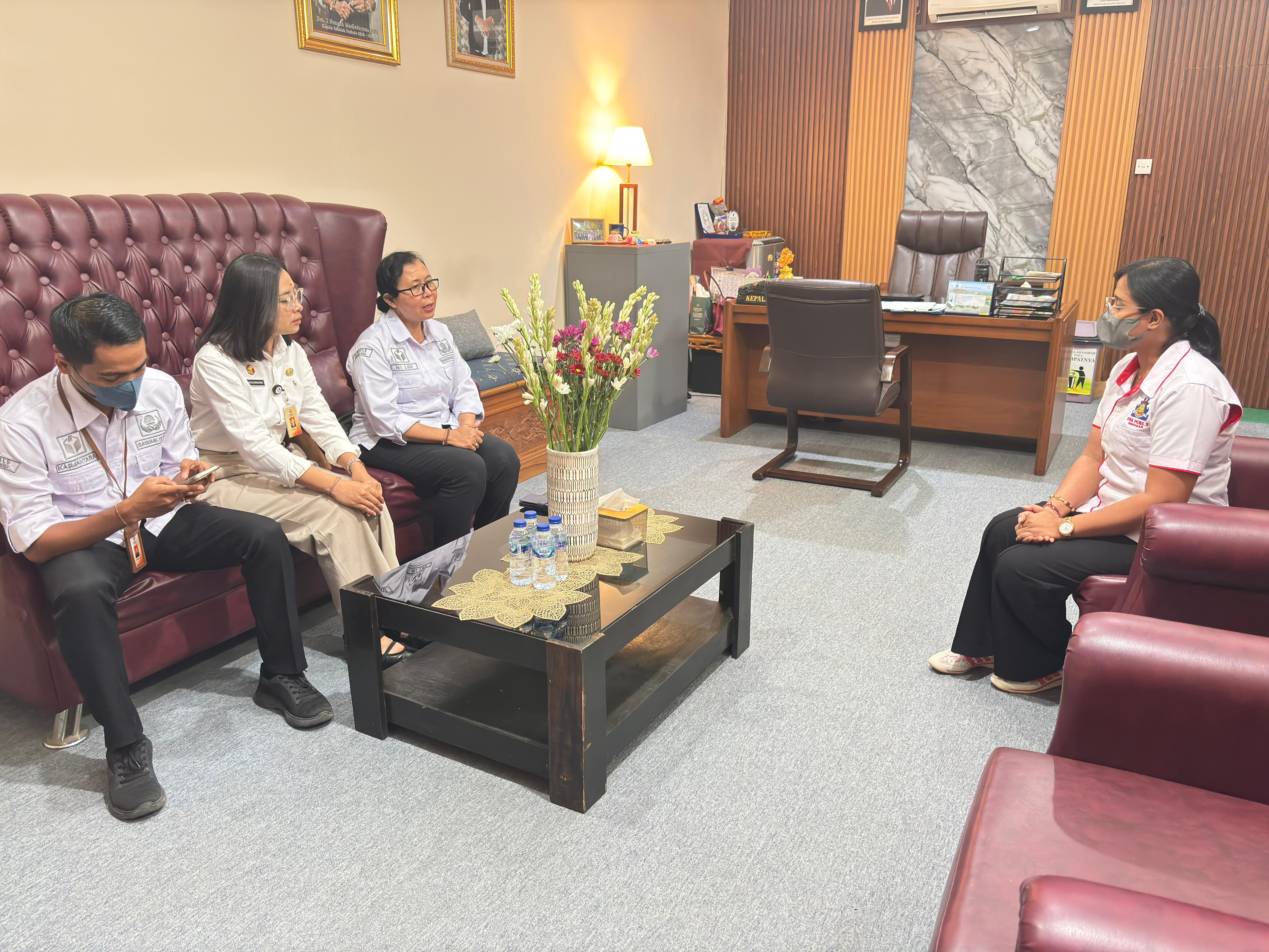 Supri Cahayani saat melaksanakan audiensi dengan pihak SMK PGRI 3 Denpasar 