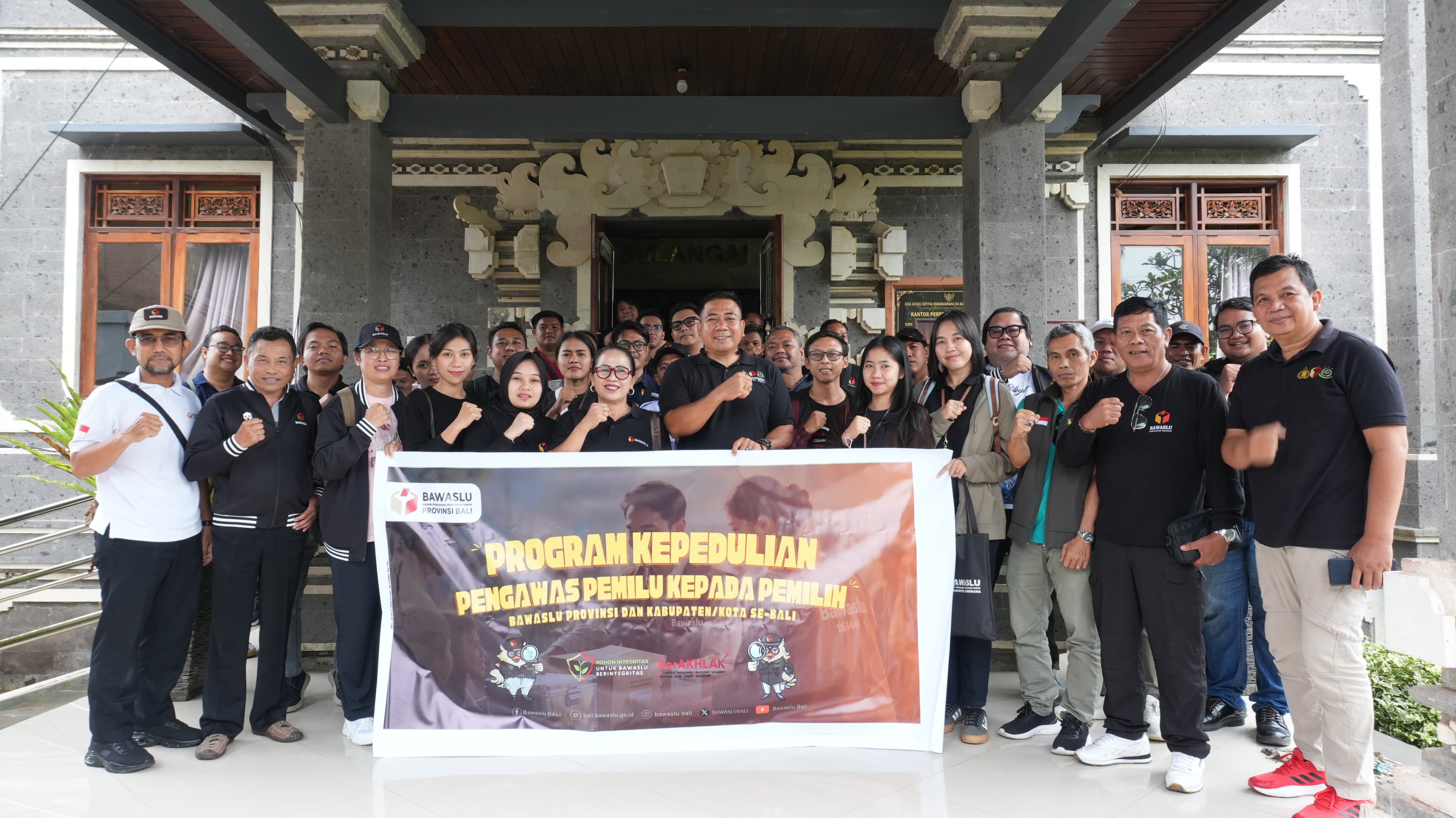 Bawaslu Bali menggelar acara Konsolidasi Demokrasi dan dirangkaikan dengan program Bawaslu Peduli Pemilih 
