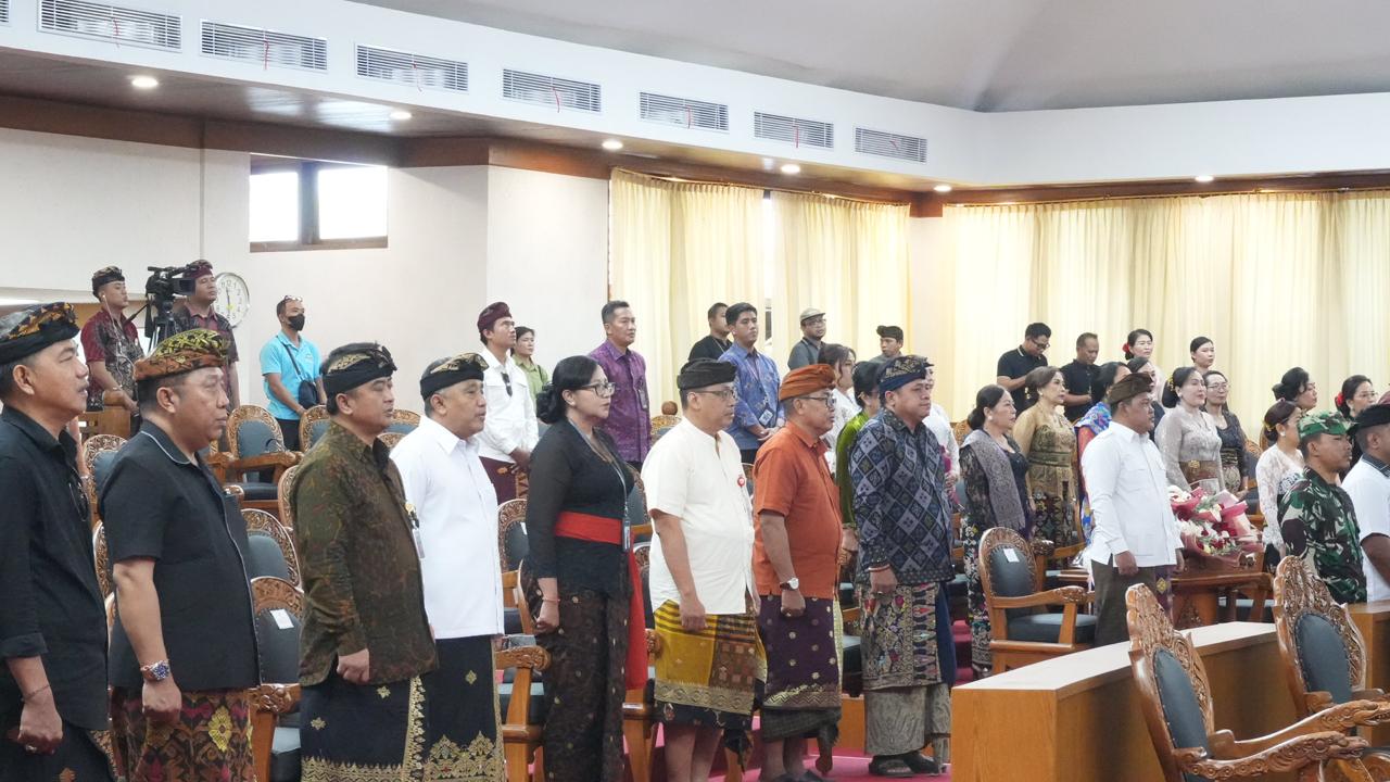 Anggota Bawaslu Bali, I Nyoman Gede Putra Wiratma menghadiri sidang paripurna dalam rangka Pengucapan Sumpah/Janji Peresmian Pengganti Antar Waktu Anggota DPRD Provinsi Bali