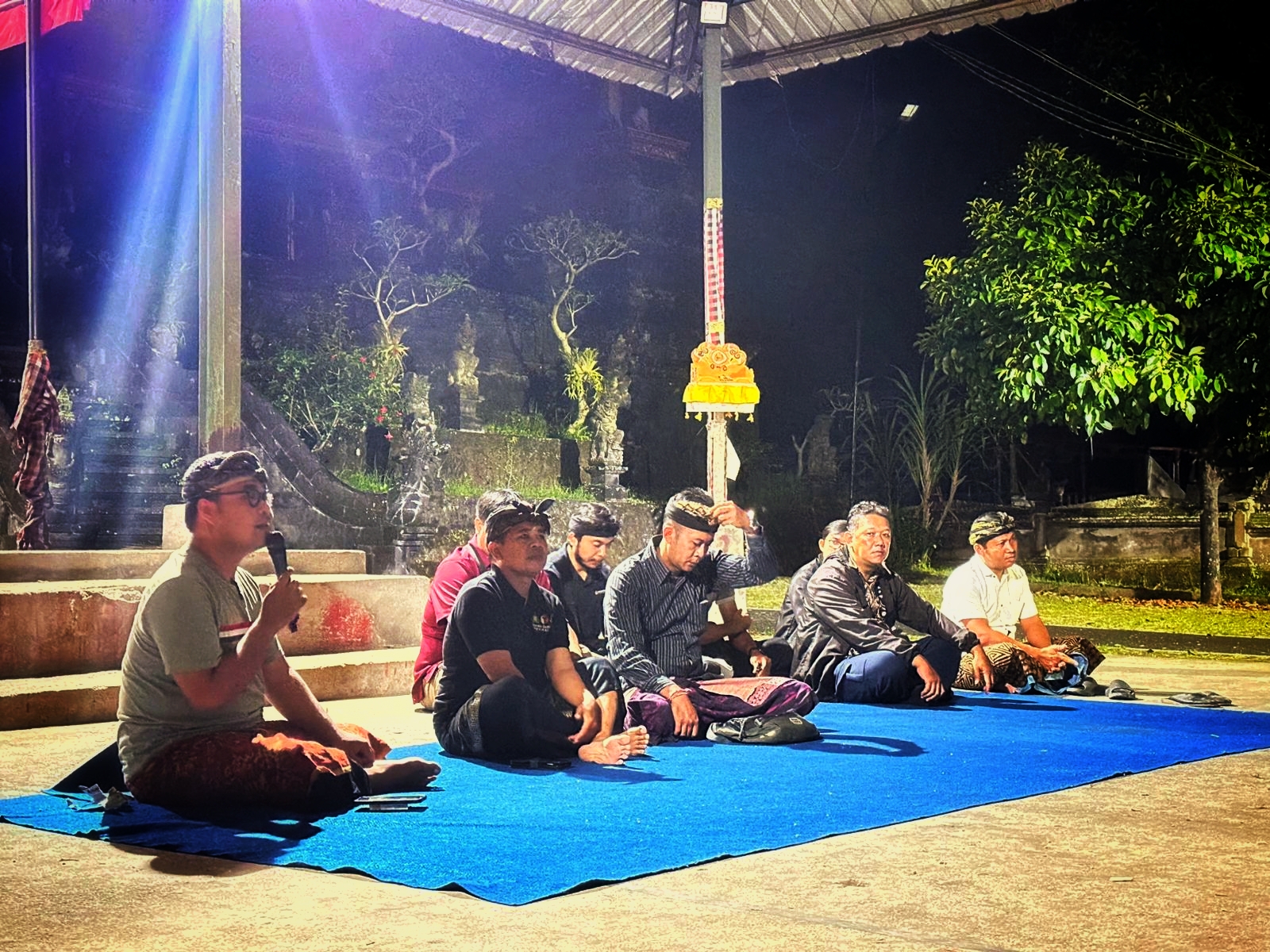 Anggota Bawaslu Bali, Gede Sutrawan saat lakukan Konsolidasi Demokrasi bersama seniman di kawasan Bangli, Rabu (4/2/2026)