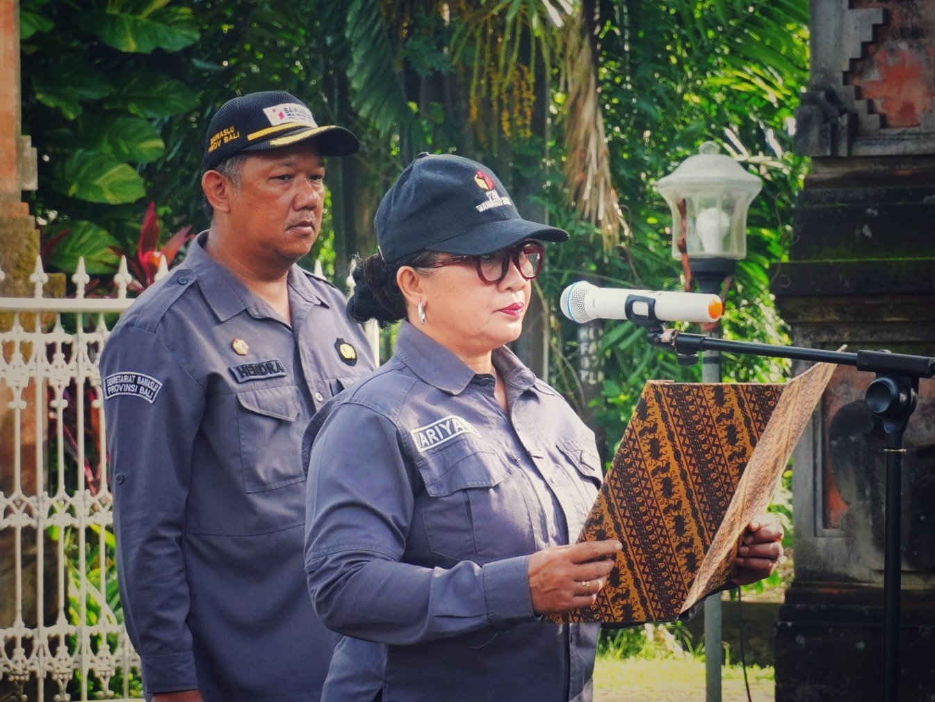 Koordinator Divisi Pencegahan, Partisipasi Masyarakat dan Hubungan Masyarakat Bawaslu Bali, Ketut Ariyani saat tegaskan tugas dan fungsi Bawaslu Bali hari ini dalam agenda Konsolidasi Demokrasi, Senin (9/2/2026).