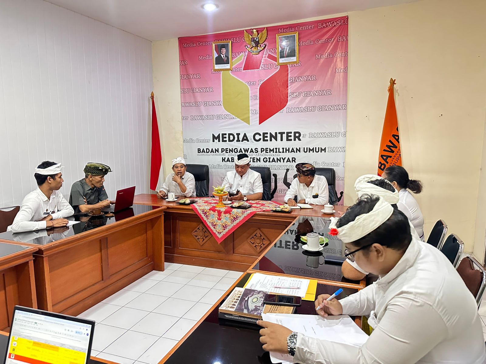 Ketua dan Anggota Bawaslu Bali melaksanakan supervisi pengawasan kepatuhan pemutakhiran data partai politik secara berkelanjutan serta pelaksanaan Instruksi Bawaslu RI Nomor 2 Tahun 2026 di Bawaslu Kabupaten Gianyar 