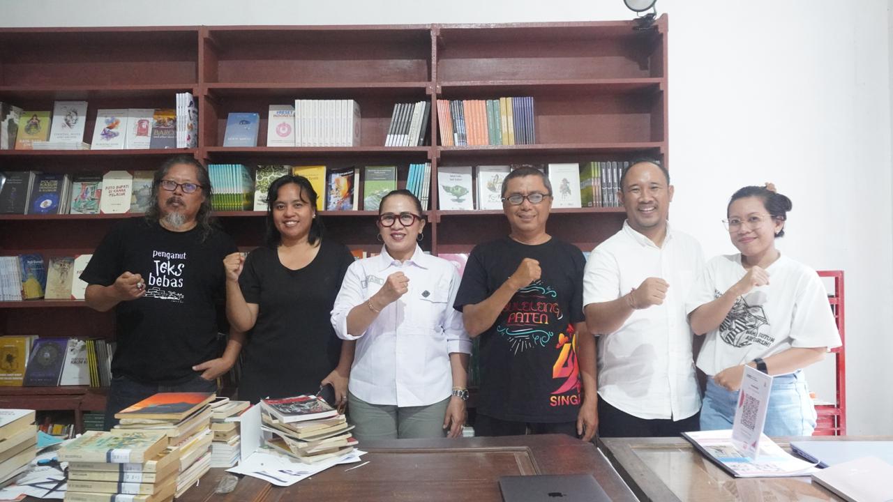 Koordiv Pencegahan Bawaslu Bali, Ketut Ariyani, melakukan konsolidasi demokrasi bersama Media Tatkala