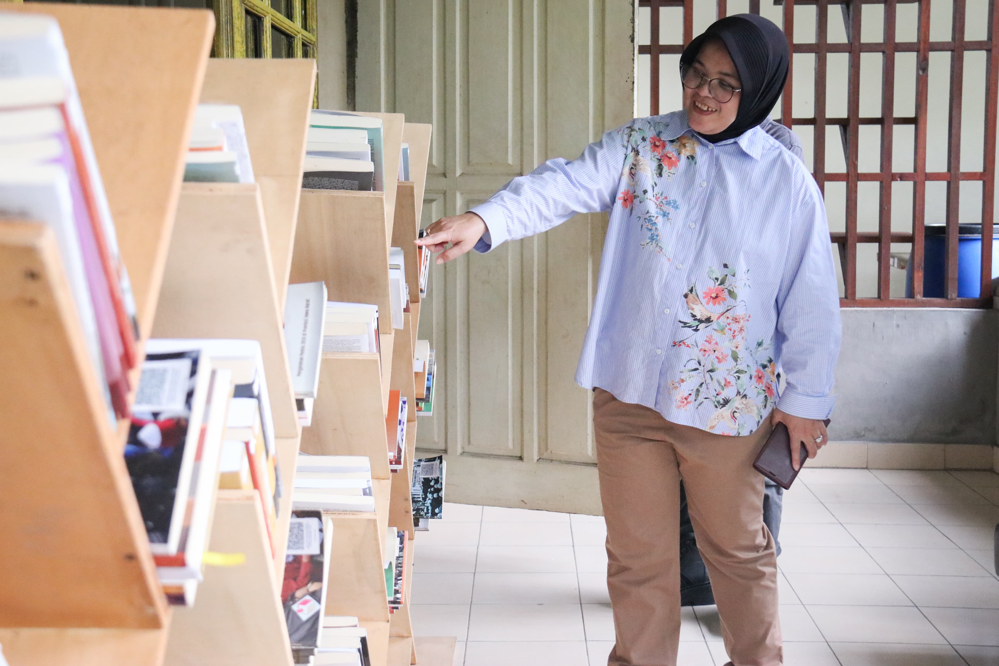 Kunjungan Anggota Bawaslu, Lolly Suhenty ke Kantor Bawaslu Provinsi Bali