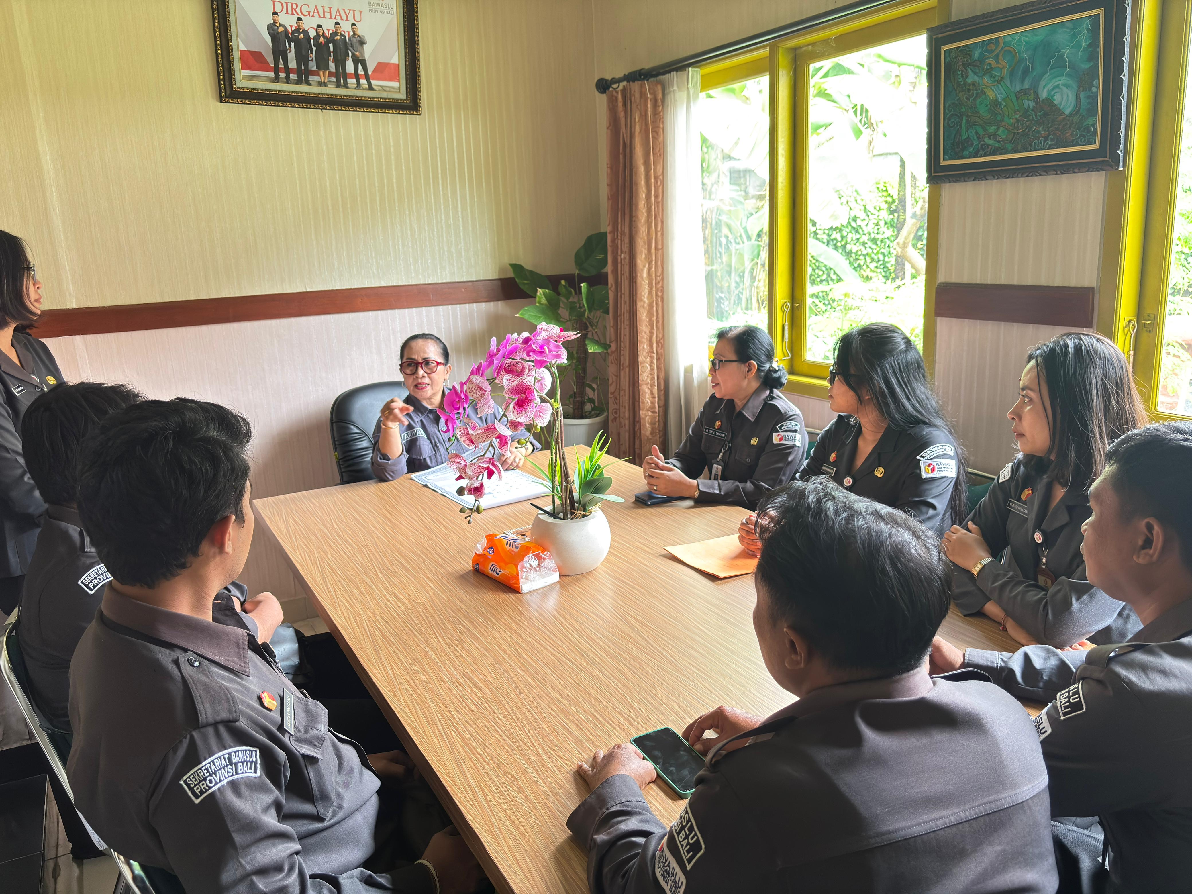 Ketut Ariyani saat memberikan arahan Dalam diskusi penyusunan program kegiatan divisi P2H