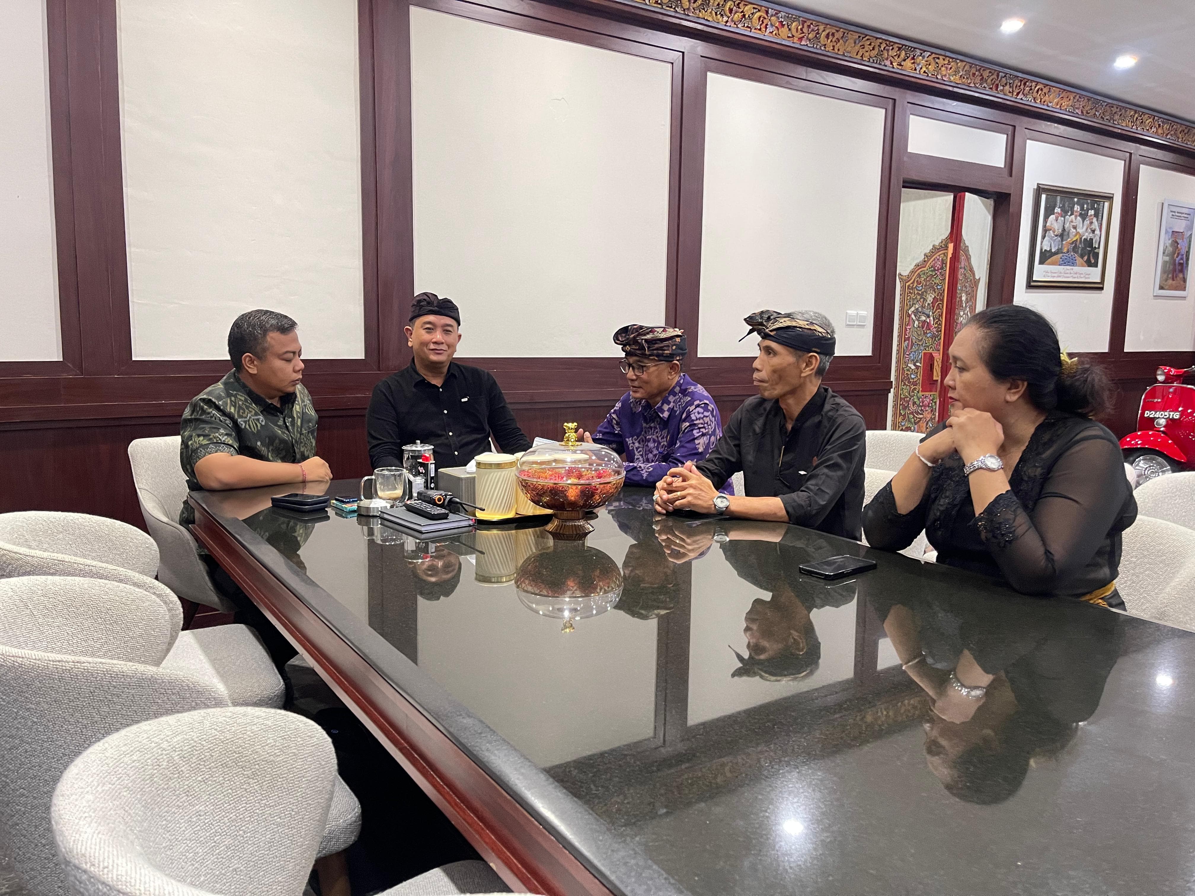 Ketua Bawaslu Bali, I Putu Agus Tirta Suguna saat mendampingi Bawaslu Kabupaten Gianyar melaksanakan audiensi dengan Sekda Gianyar