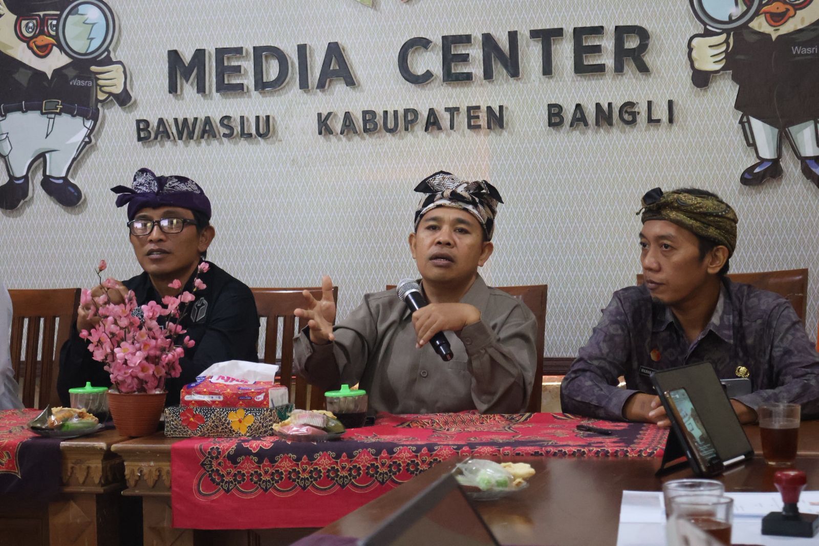 Anggota Bawaslu Bali, Gede Sutrawan saat menghadiri kegiatan Penandatangan Nota Kesepahaman antara Bawaslu Kabupaten Bangli dengan GMNI Bangli dan KMHDI Bangli