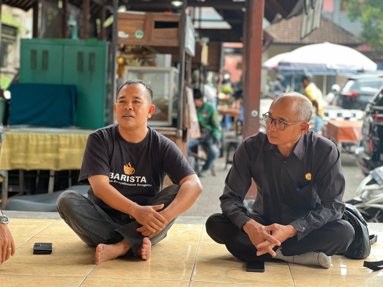 Anggota Bawaslu Bali, Gede Sutrawan saat bertemu langsung dengan pemilih muda dalam agenda Konsolidasi Demokrasi di kawasan Ubud, Minggu (8/2/2026)