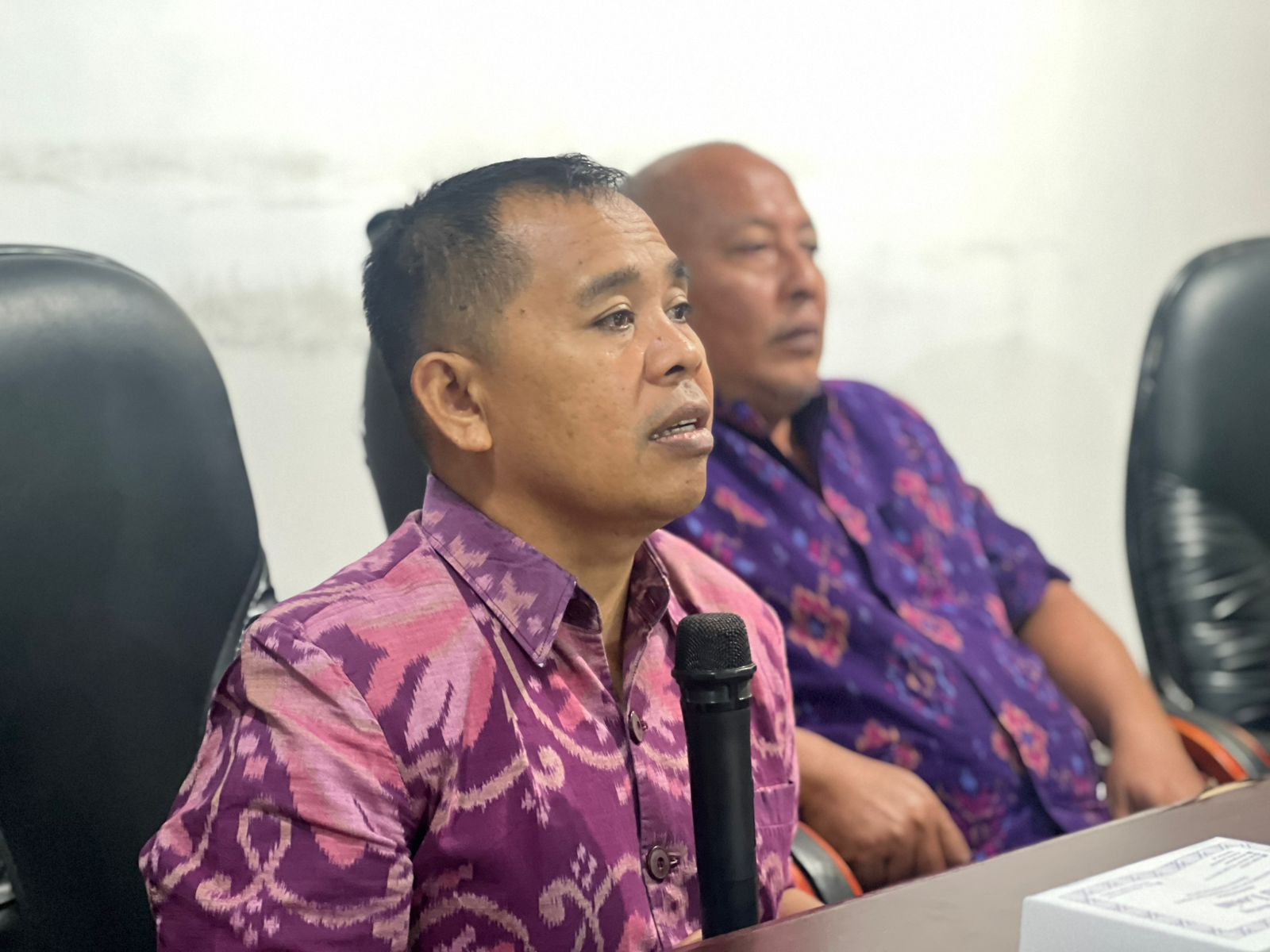 Anggota Bawaslu Bali, Gede Sutrawan saat lakukan monitoring dan evaluasi terkait dengan pengawasan data partai politik berkelanjutan di Klungkung , Selasa (10/2/2026)