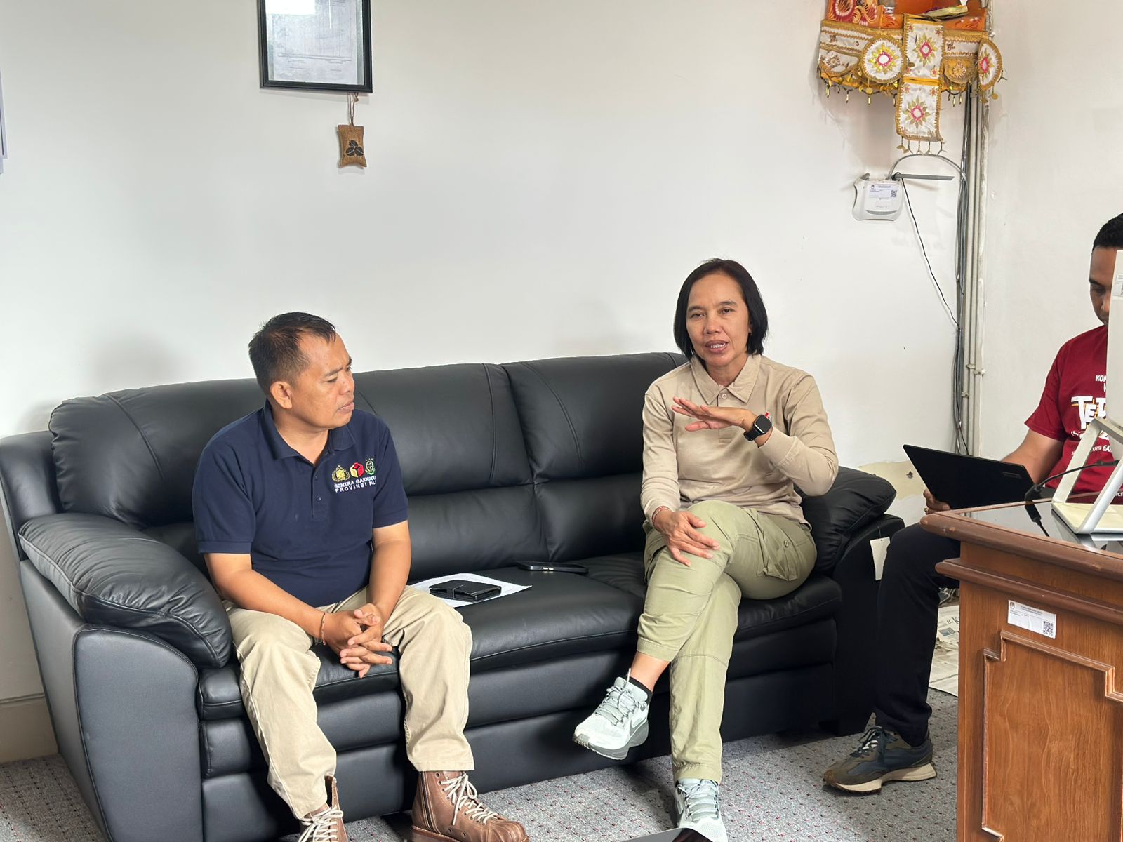 Anggota Bawaslu Bali, Gede Sutrawan saat lakukan koordinasi Data Parpol Berkelanjutan di KPU Bali, Jumat (13/02/2026)