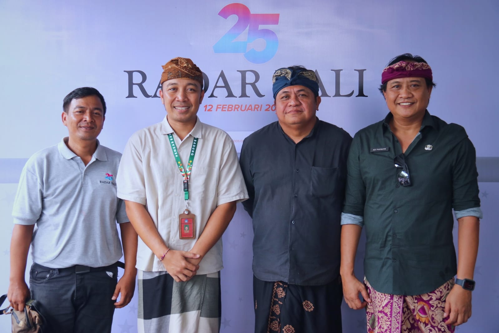 Koordinator Divisi SDMOD Bawaslu Bali, I Nyoman Gede Putra Wiratma (Nomor 2 dari Kanan) saat menghadiri HUT Radar Bali, Kamis (12/02/2026)
