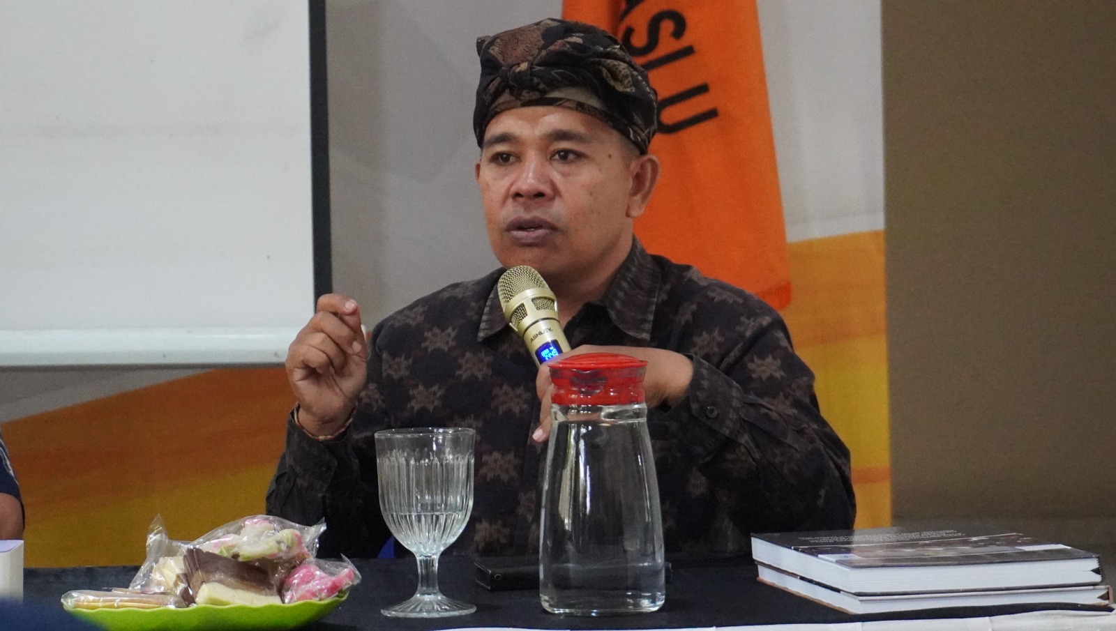 Kordiv HPS Bawaslu Bali, Gede Sutrawan saat jabarkan Hak disabilitas dalam politik di Jembrana, Kamis (12/02/2026)