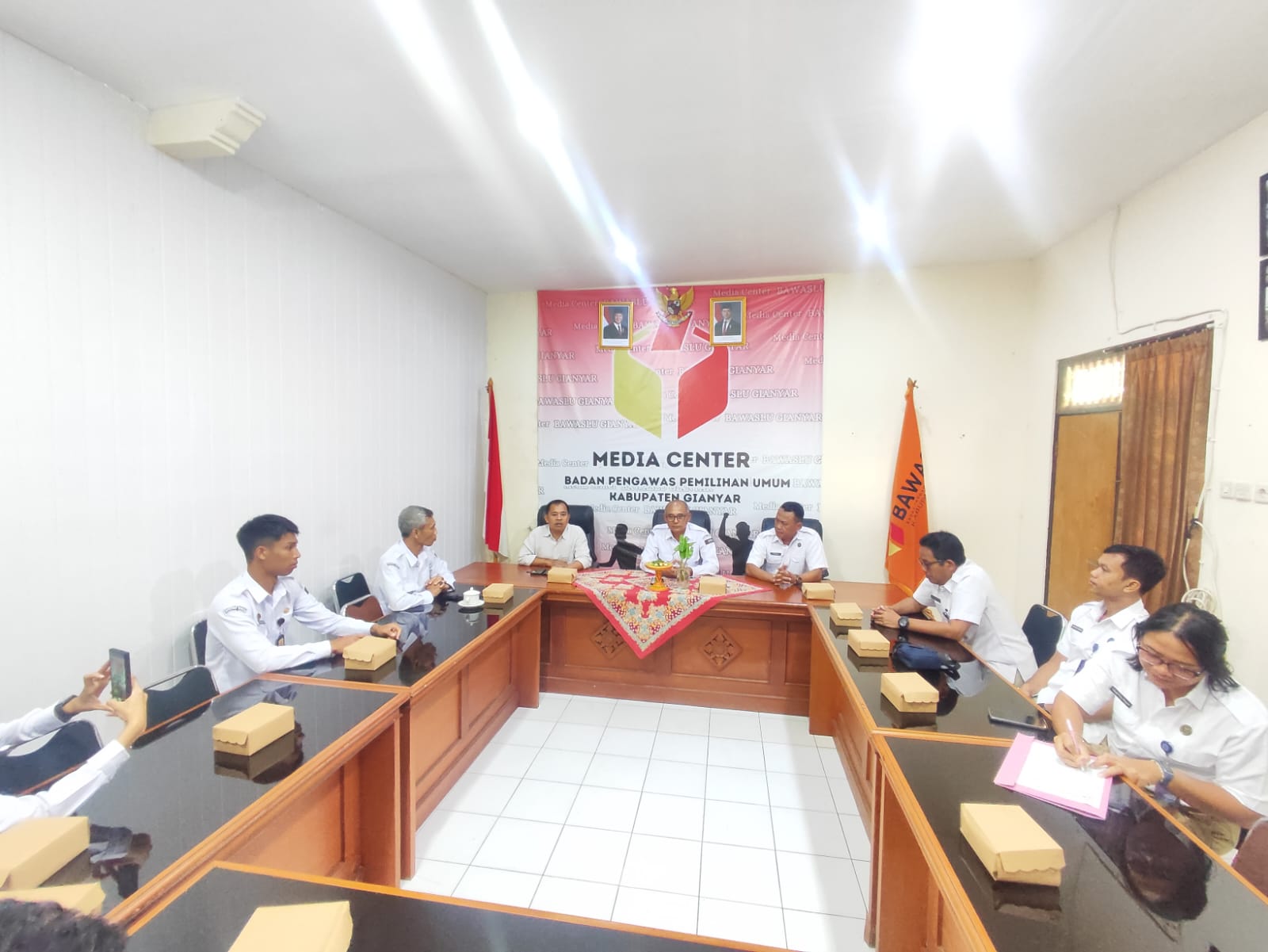 Anggota Bawaslu Bali, Gede Sutrawan saat hadiri Perpanjangan Kerjasama antara Bawaslu Gianyar dengan BNN di Kantor Bawaslu Gianyar, Rabu (18/02/2026).