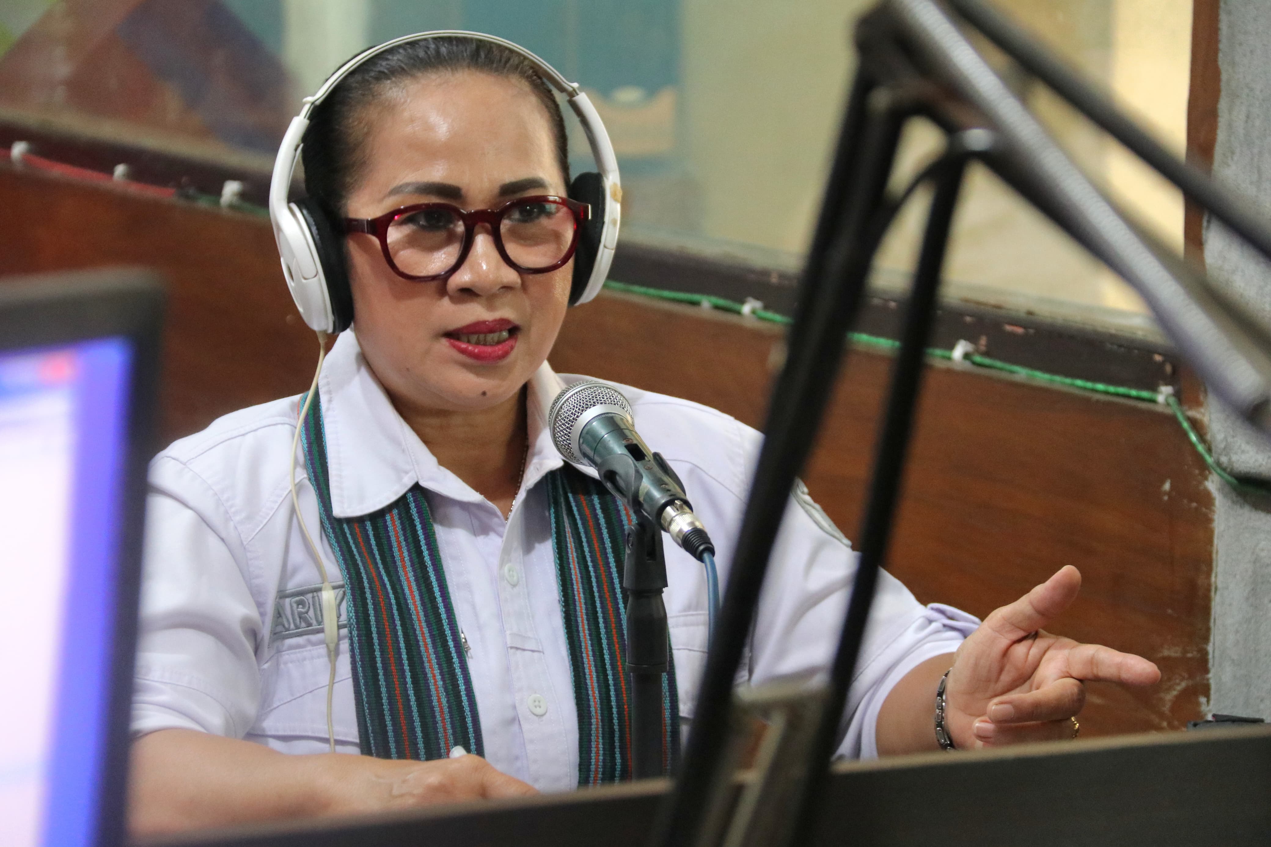 Anggota Bawaslu Bali, Ketut Ariyani saat menjadi narasumber dalam Dialog Sosialisasi bertema “Literasi Media Digital dan Kepemiluan di Kalangan Muda” di Radio Singaraja FM 
