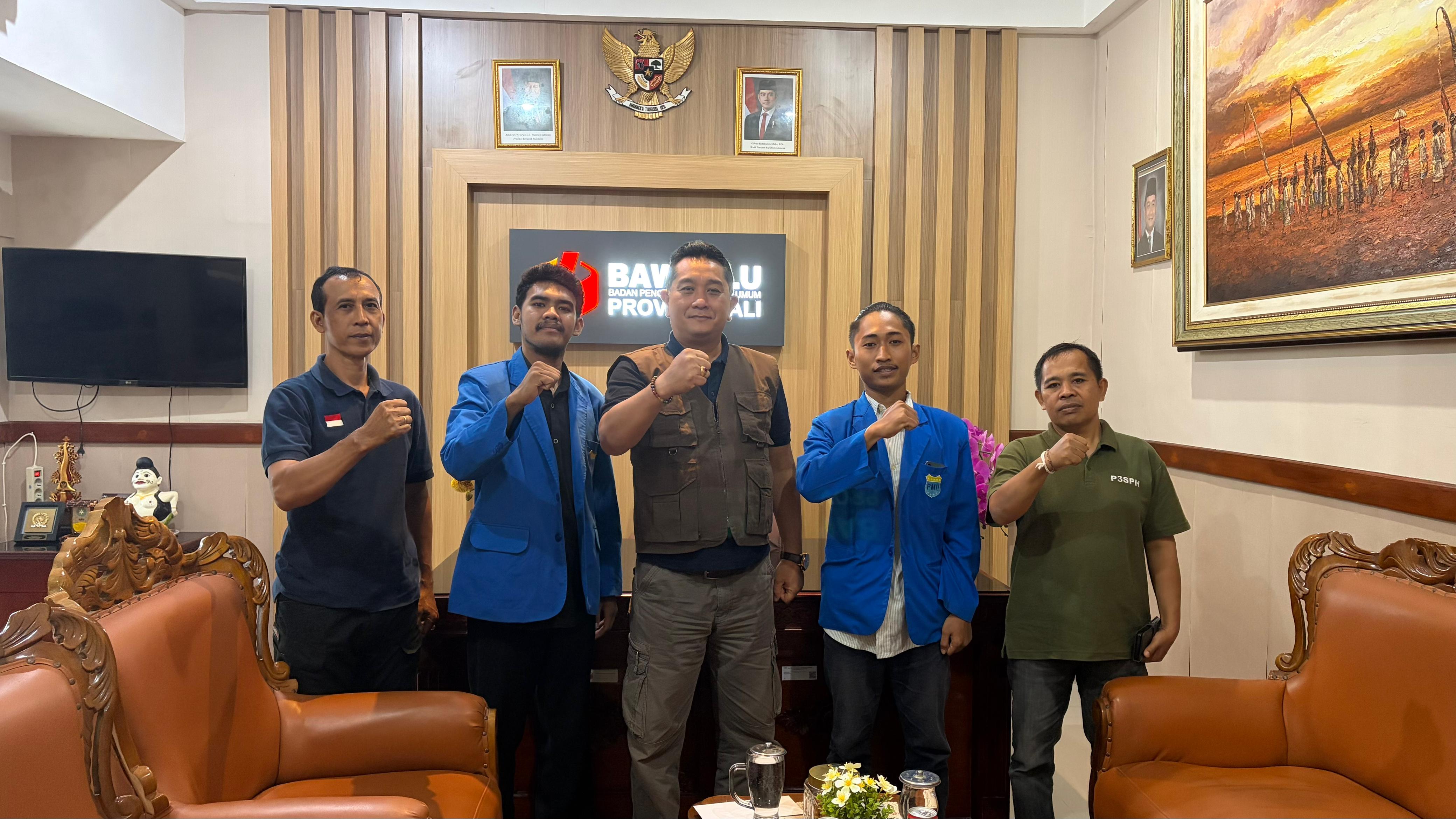 Ketua Bawaslu Bali, I Putu Agus Tirta Suguna dan Anggota Bawaslu Bali, Gede Sutrawan menerima audiensi Pergerakan Mahasiswa Islam Indonesia 