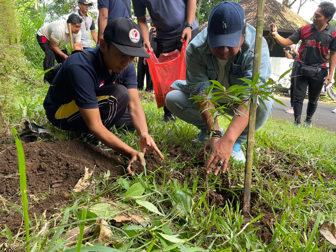 Anggota Bawaslu Bali, I Nyoman Gede Putra Wiratma nampak menanam pohon sebagai implementasi dari program Jumpa Berlian di Kabupaten Bangli 